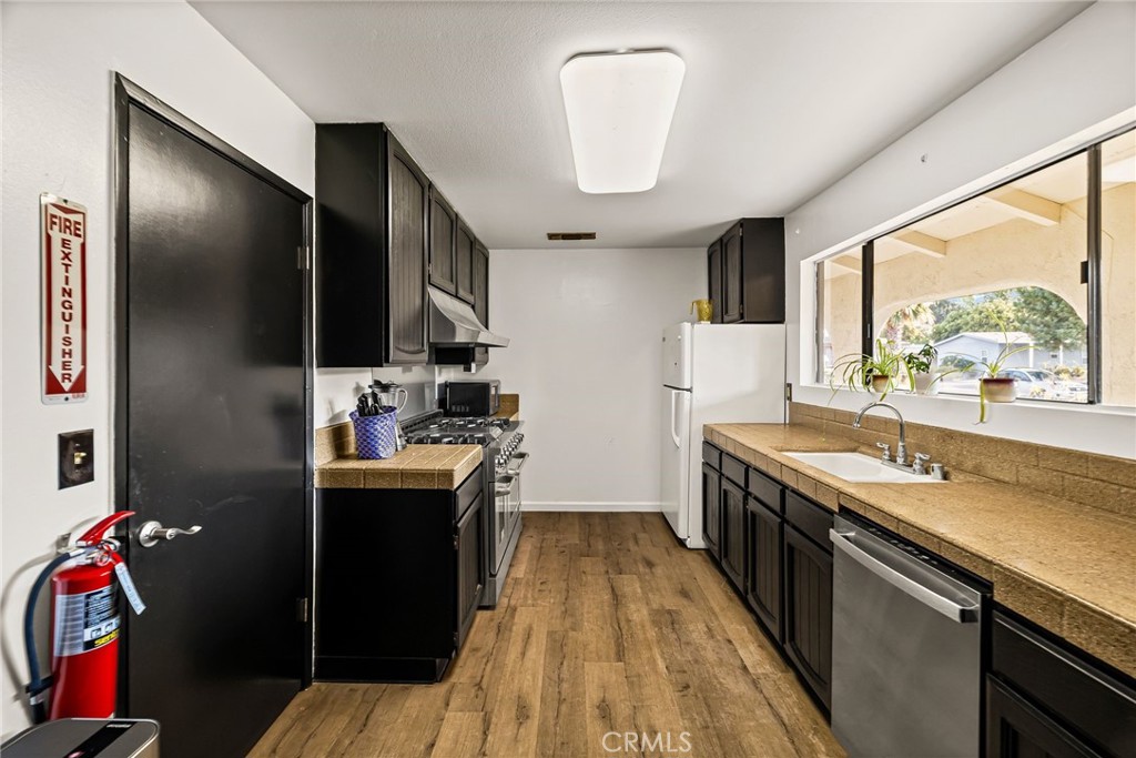 3548 Vía Medio Chico, CA 95973 - Photo 39 of 48 a kitchen with stainless steel appliances granite countertop a sink stove and refrigerator