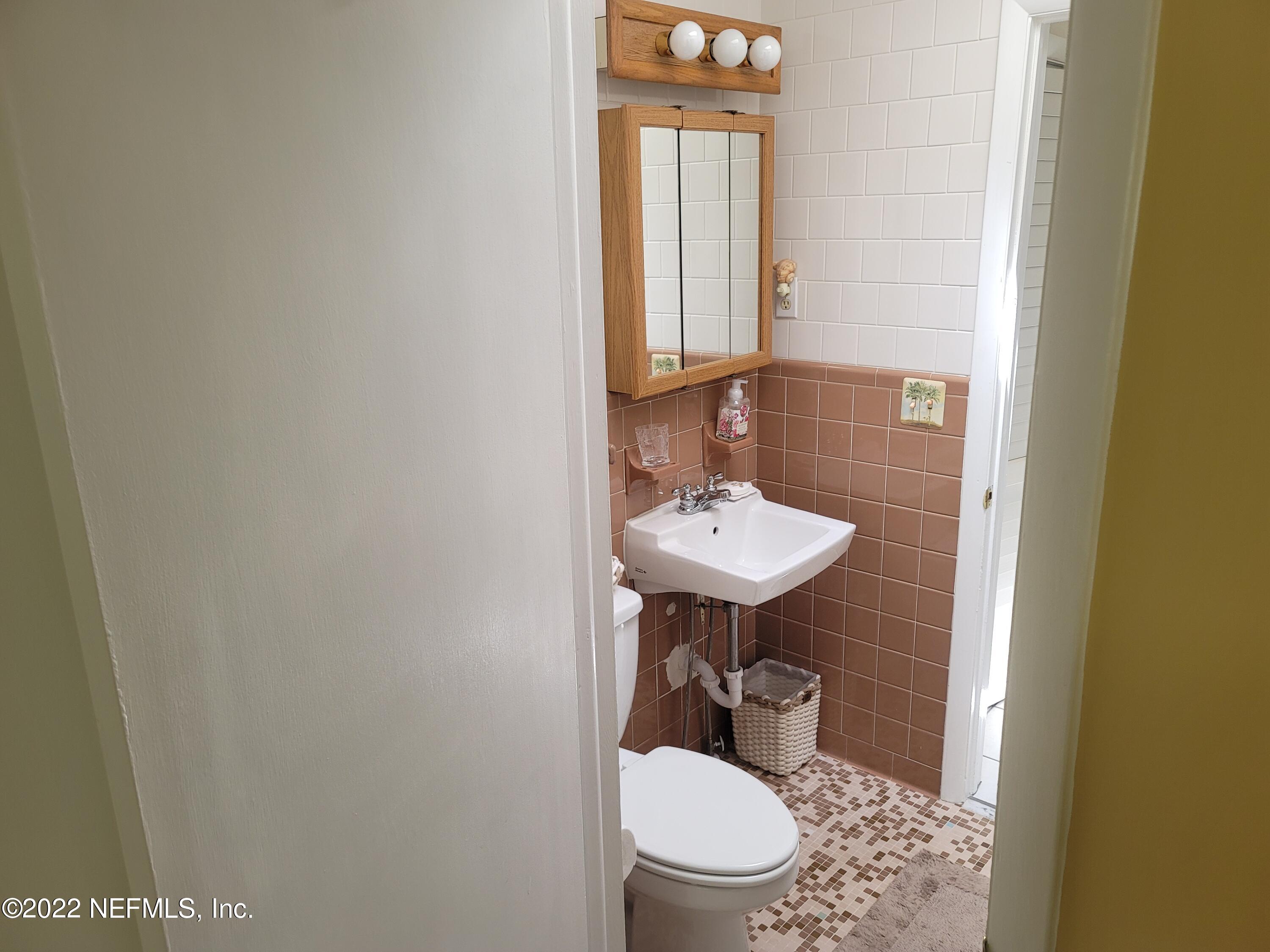 5765 Richmond Road Jacksonville, FL 32210 - Photo 13 of 73 13 Guest Bath 2