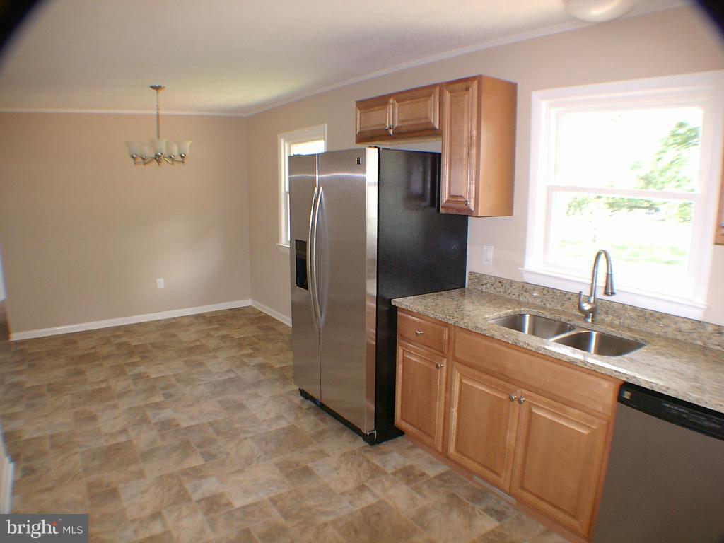220 Ridge Road Winchester, VA 22602 - Photo 6 of 27 Kitchen and dining