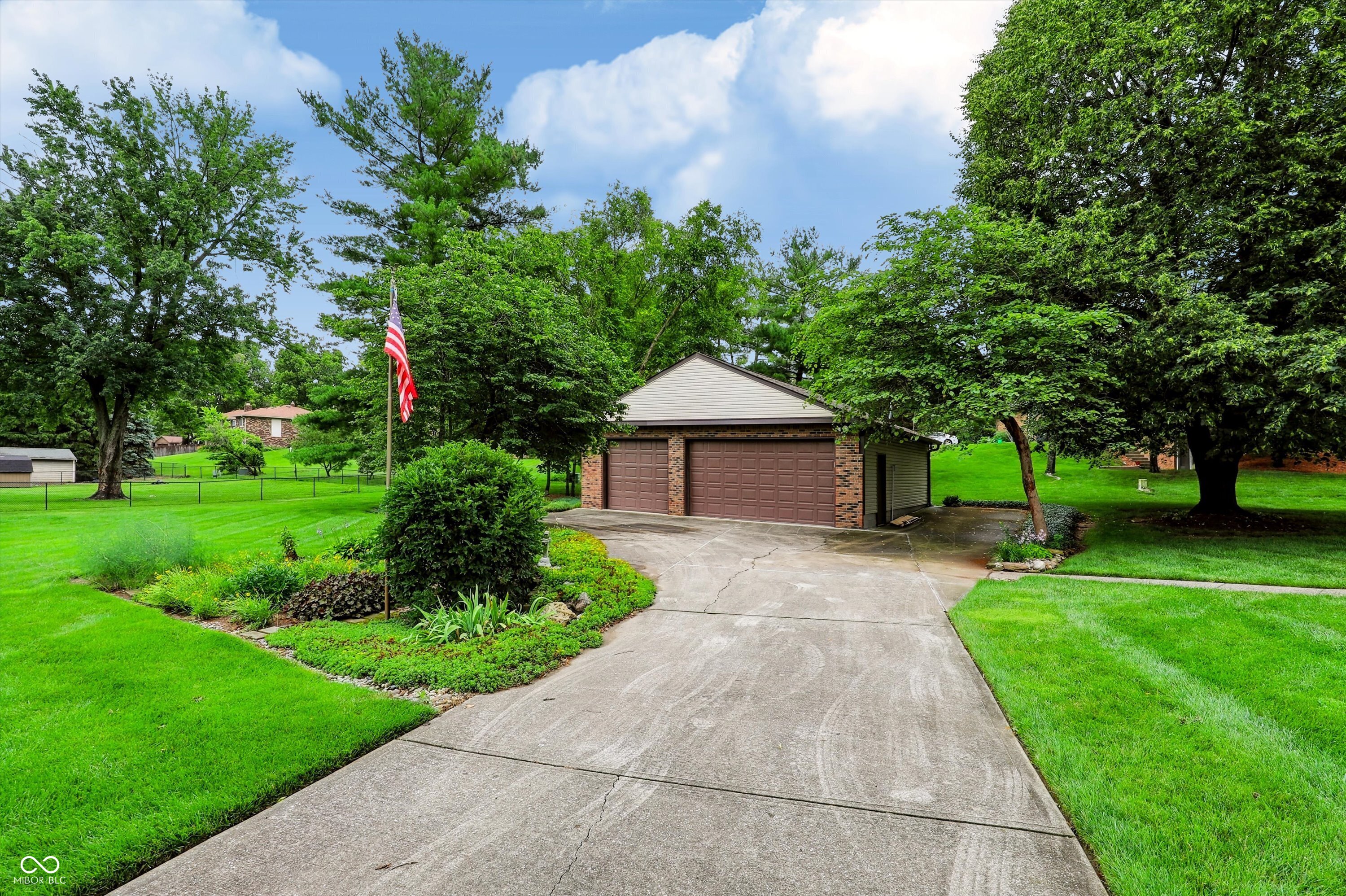 487 Moccosin Road Greenwood, IN 46142 - Photo 2 of 55