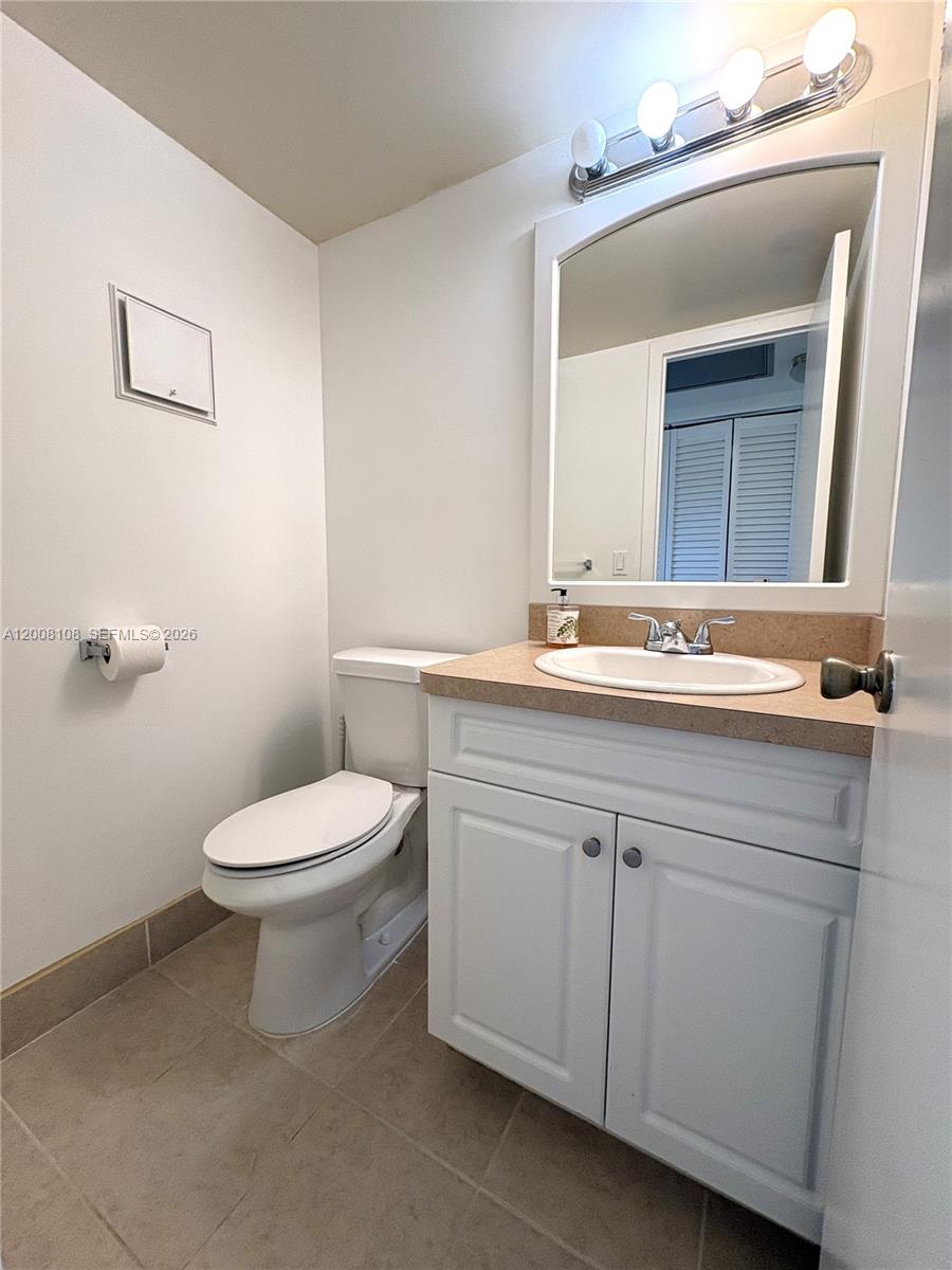 254 Mansfield H, Unit 254 Boca Raton, FL 33434 - Photo 12 of 17 Half Bathroom