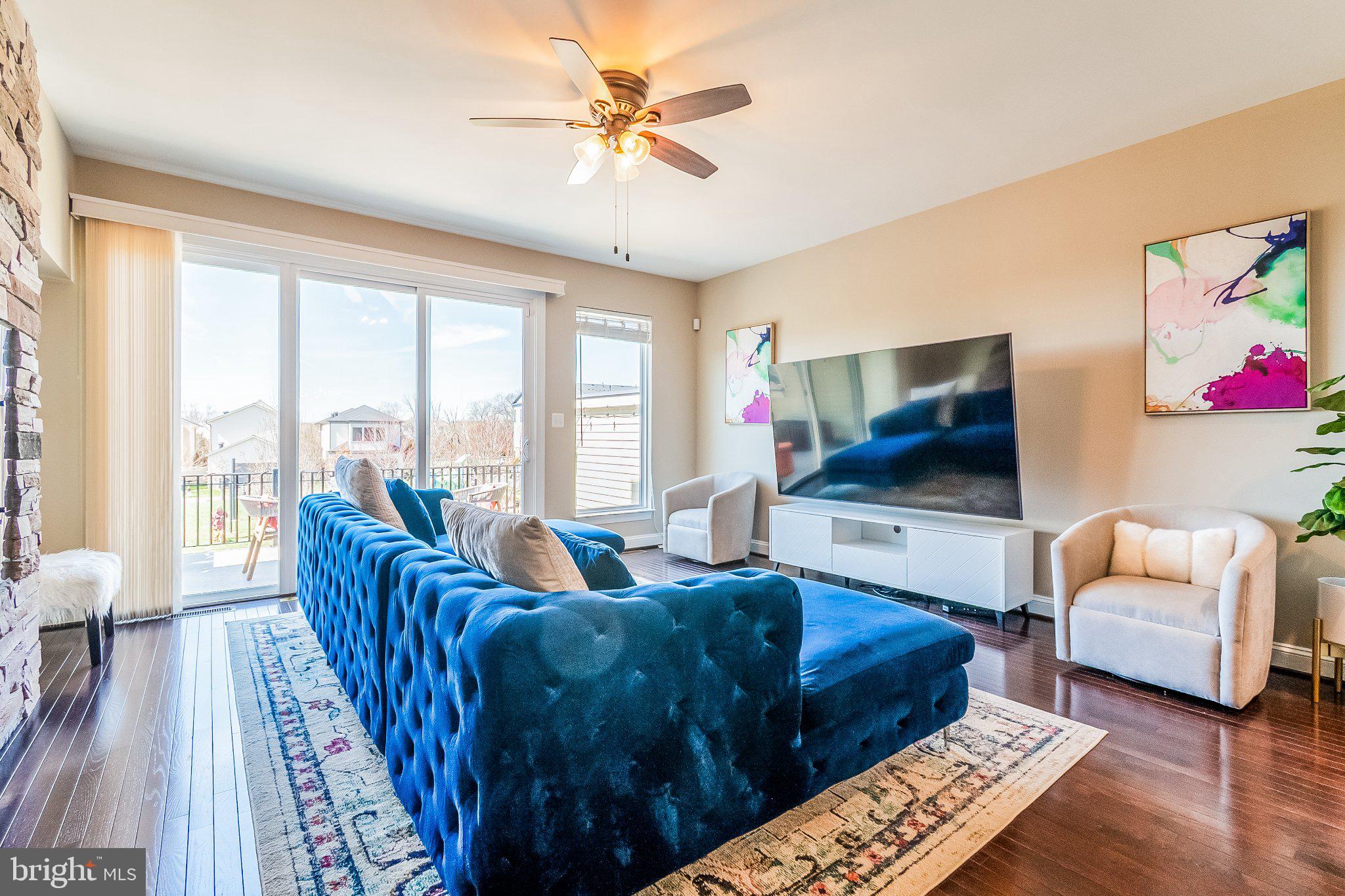 20401 Codman Drive Ashburn, VA 20147 - Photo 6 of 20 Bright and inviting living space.