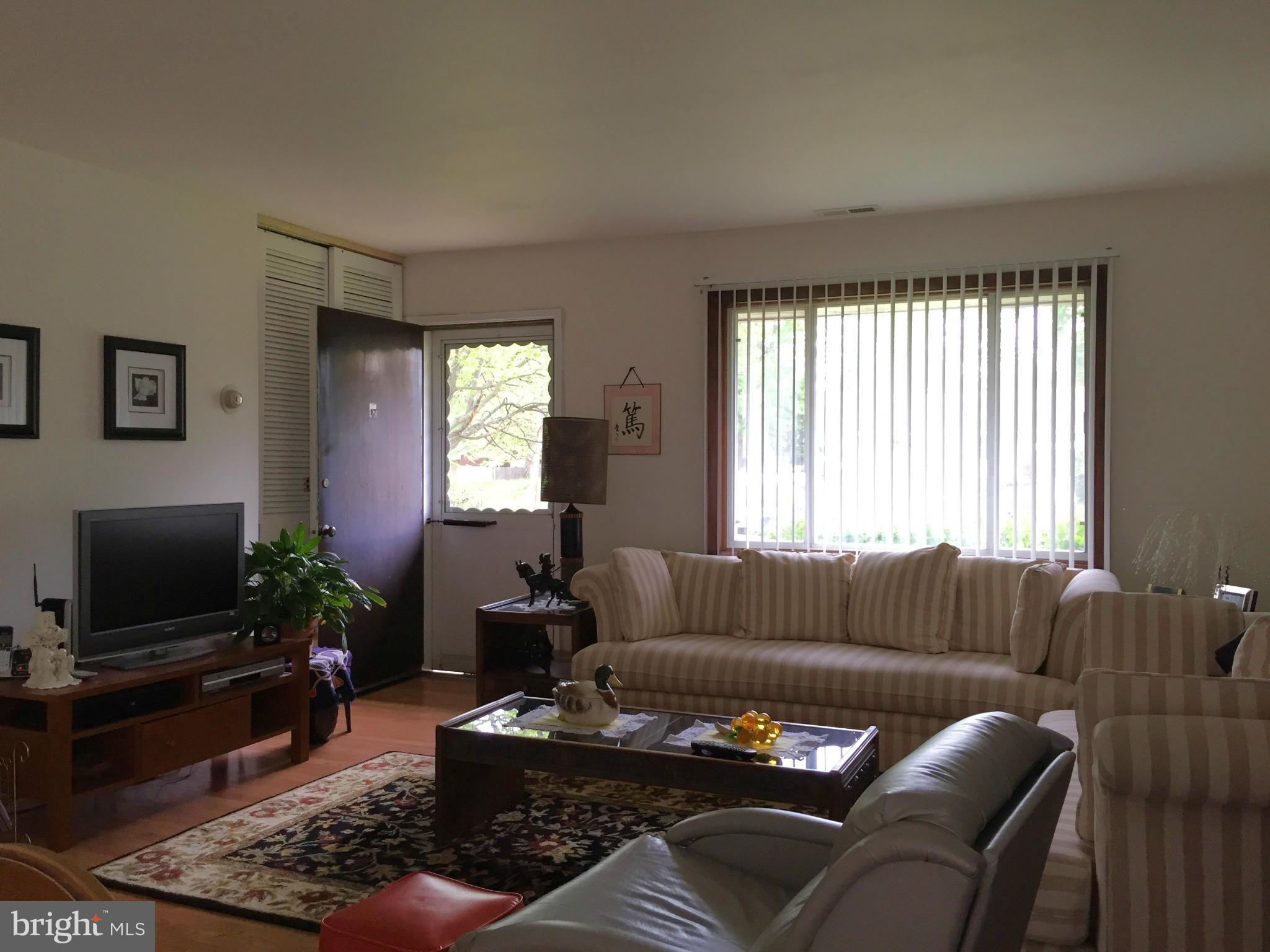 4010 Arcadia Road Alexandria, VA 22312 - Photo 4 of 15 Living Room