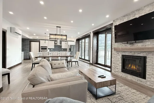 $3,750,000 | 19 Diamandis Drive, Unit 19, Alpine, WY 83128