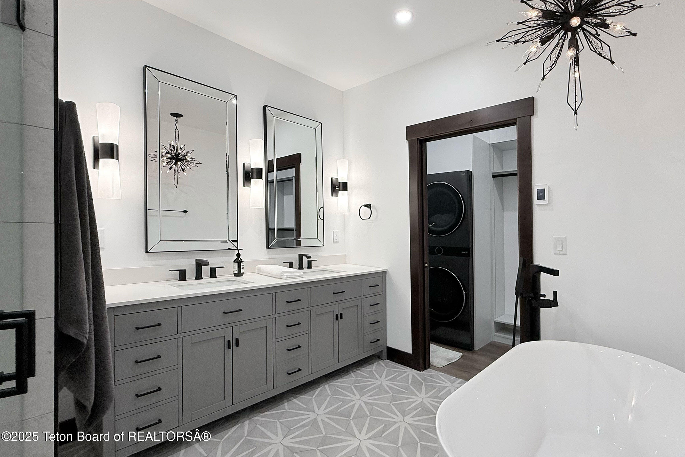 19 Diamandis Drive, Unit 19 Alpine, WY 83128 - Photo 12 of 36 12_aero_hangar_19_upstairs_bath