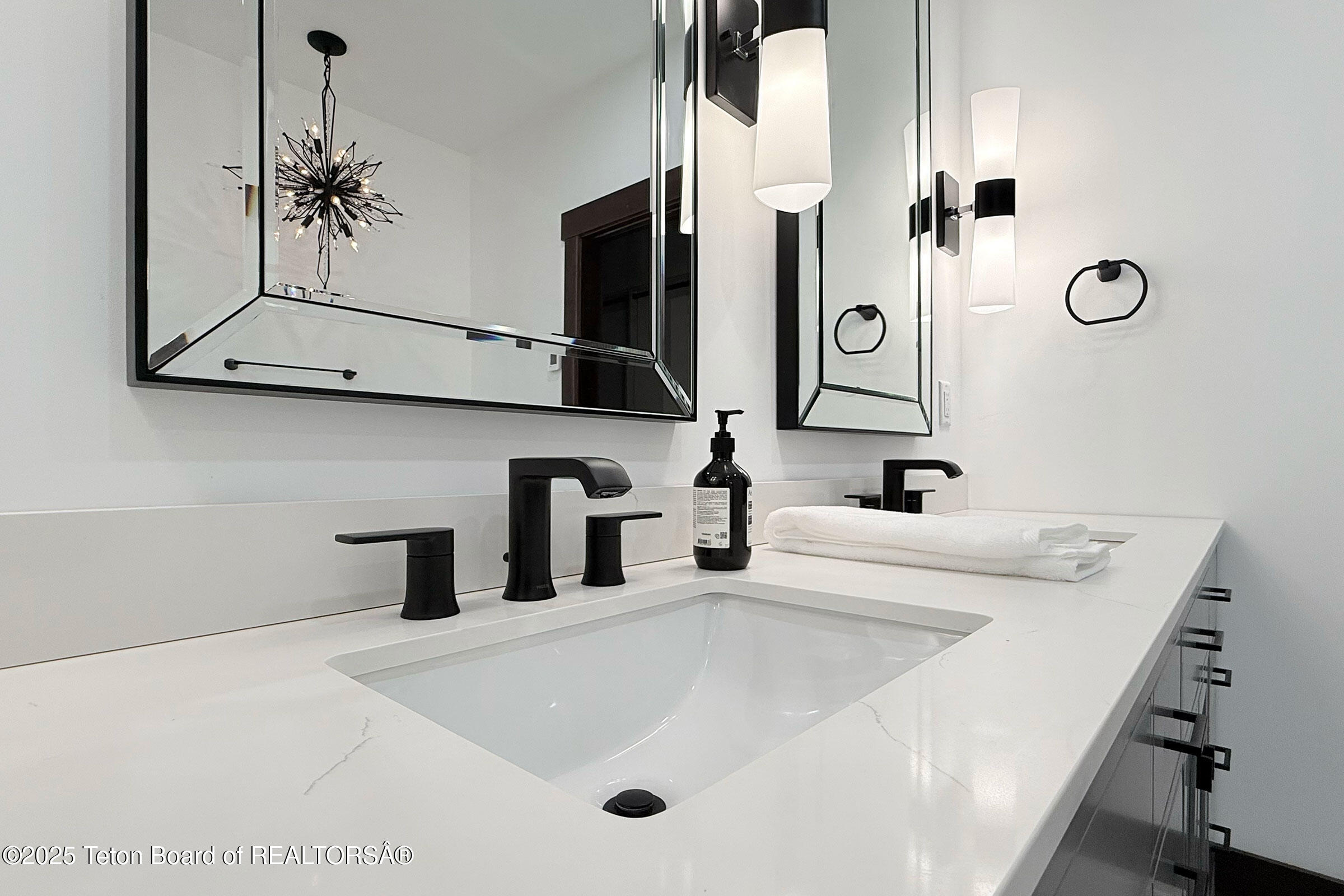 19 Diamandis Drive, Unit 19 Alpine, WY 83128 - Photo 14 of 36 14_aero_hangar_19_upstairs_bath_sink