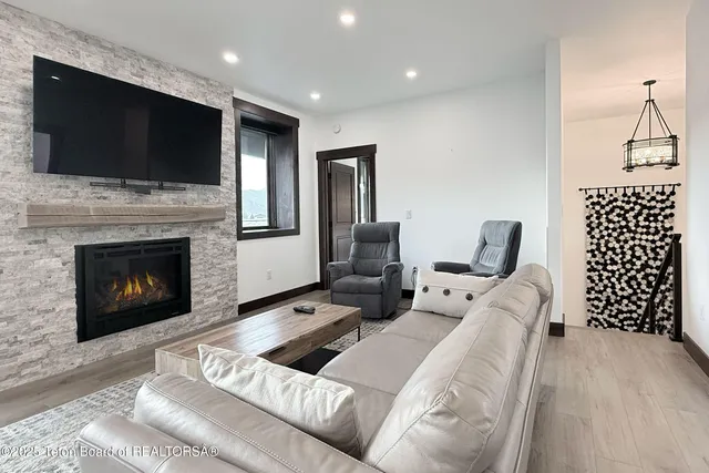 $3,750,000 | 19 Diamandis Drive, Unit 19, Alpine, WY 83128