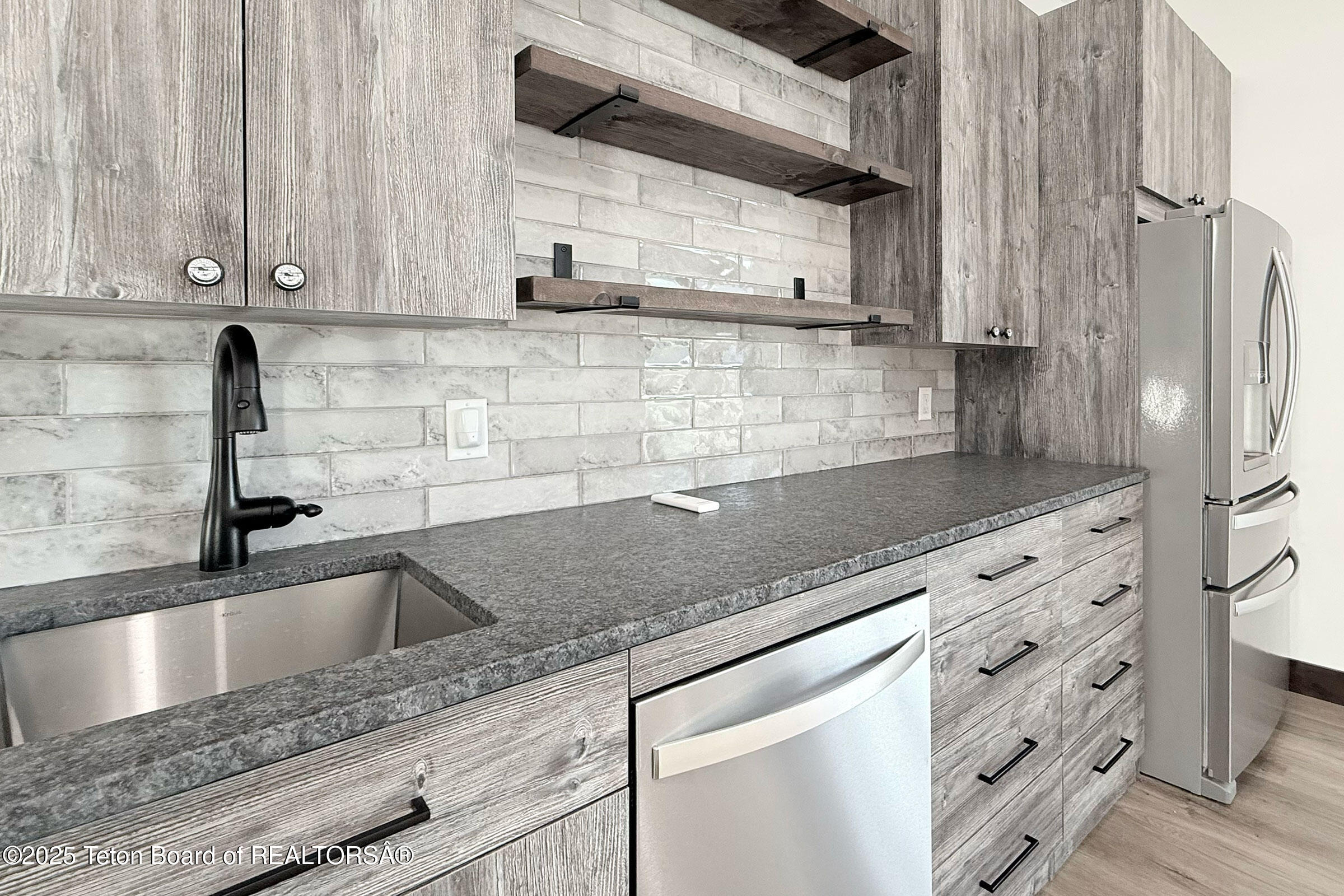 19 Diamandis Drive, Unit 19 Alpine, WY 83128 - Photo 25 of 36 25_aero_hangar_19_lower_pilot_lounge_cou