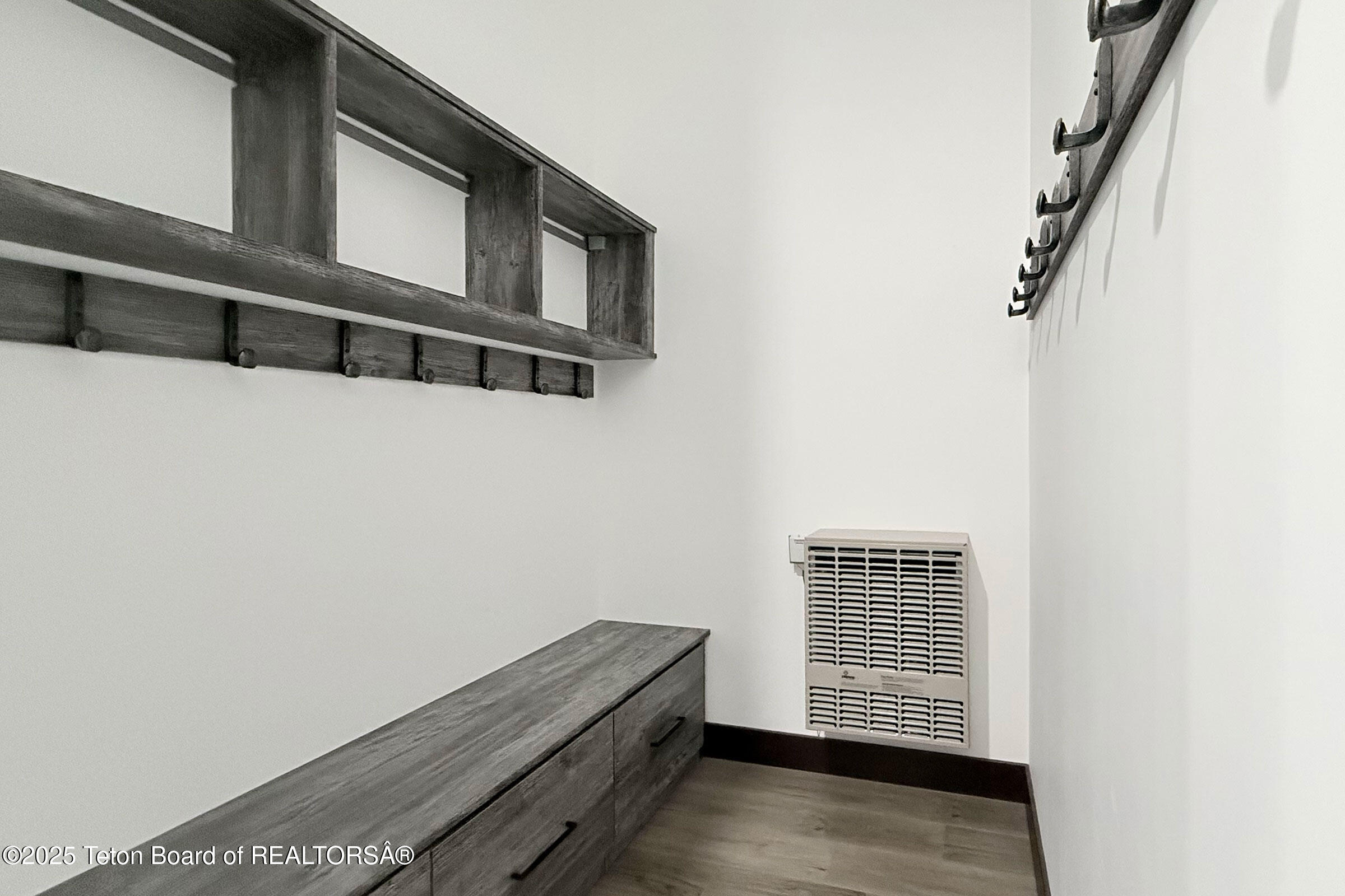 19 Diamandis Drive, Unit 19 Alpine, WY 83128 - Photo 30 of 36 30_aero_hangar_19_upstairs_mudroom