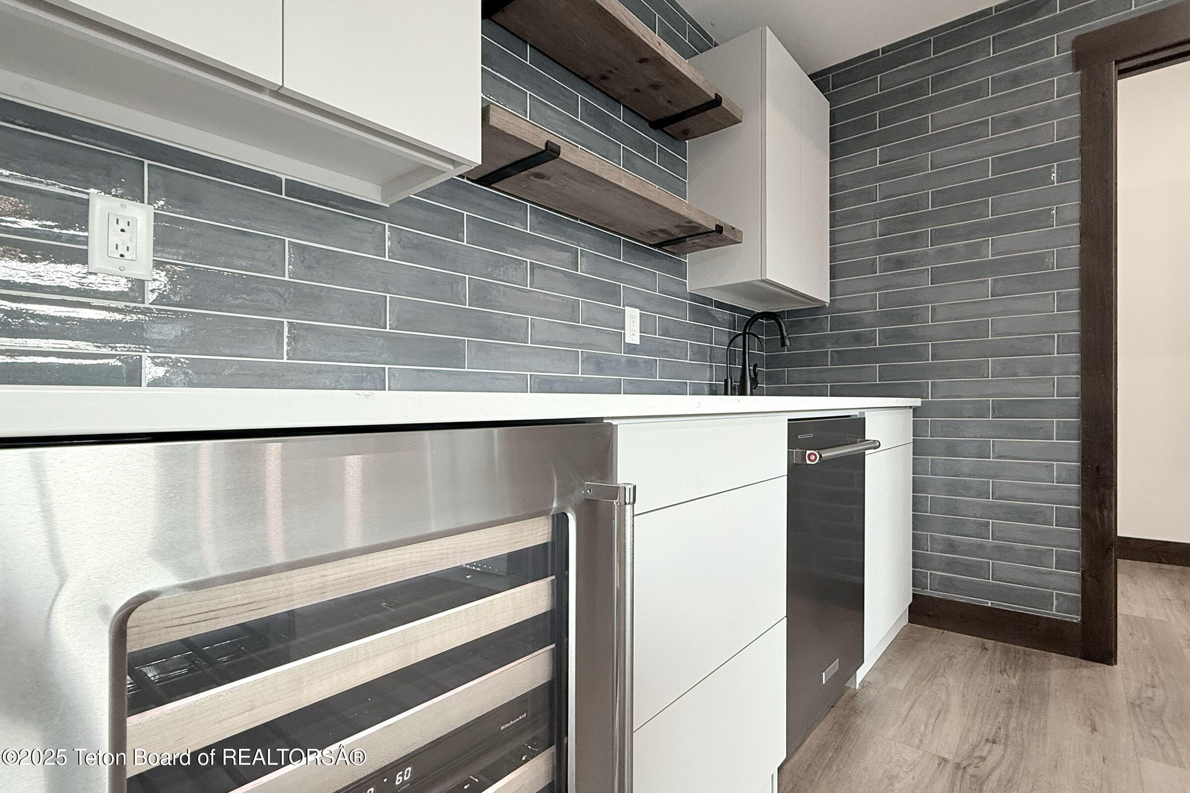 19 Diamandis Drive, Unit 19 Alpine, WY 83128 - Photo 6 of 36 6_aero_hangar_19_upstairs_kitchen_bar