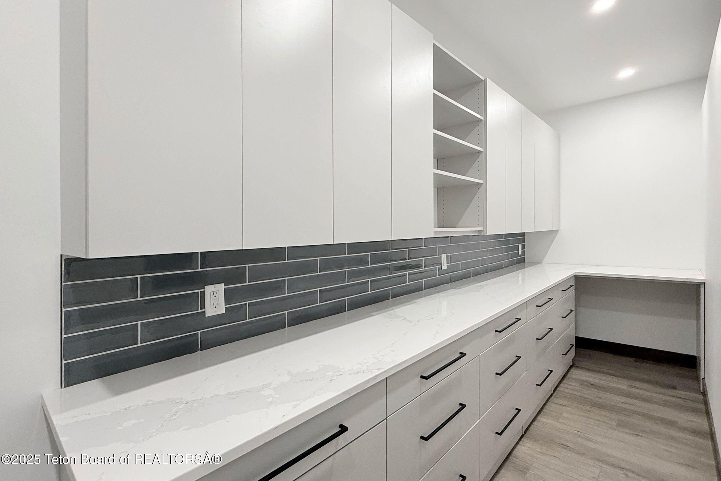 19 Diamandis Drive, Unit 19 Alpine, WY 83128 - Photo 7 of 36 7_aero_hangar_19_upstairs_kitchen_pantry
