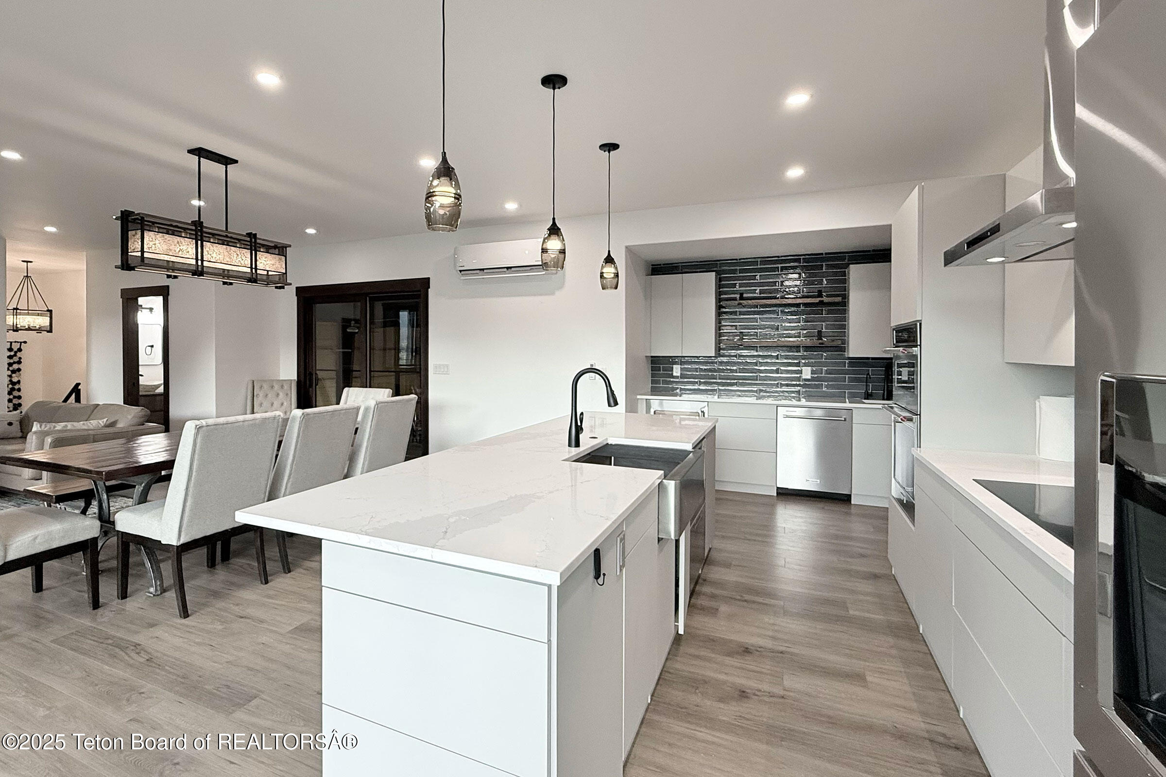 19 Diamandis Drive, Unit 19 Alpine, WY 83128 - Photo 8 of 36 8_aero_hangar_19_upstairs_kitchen_living