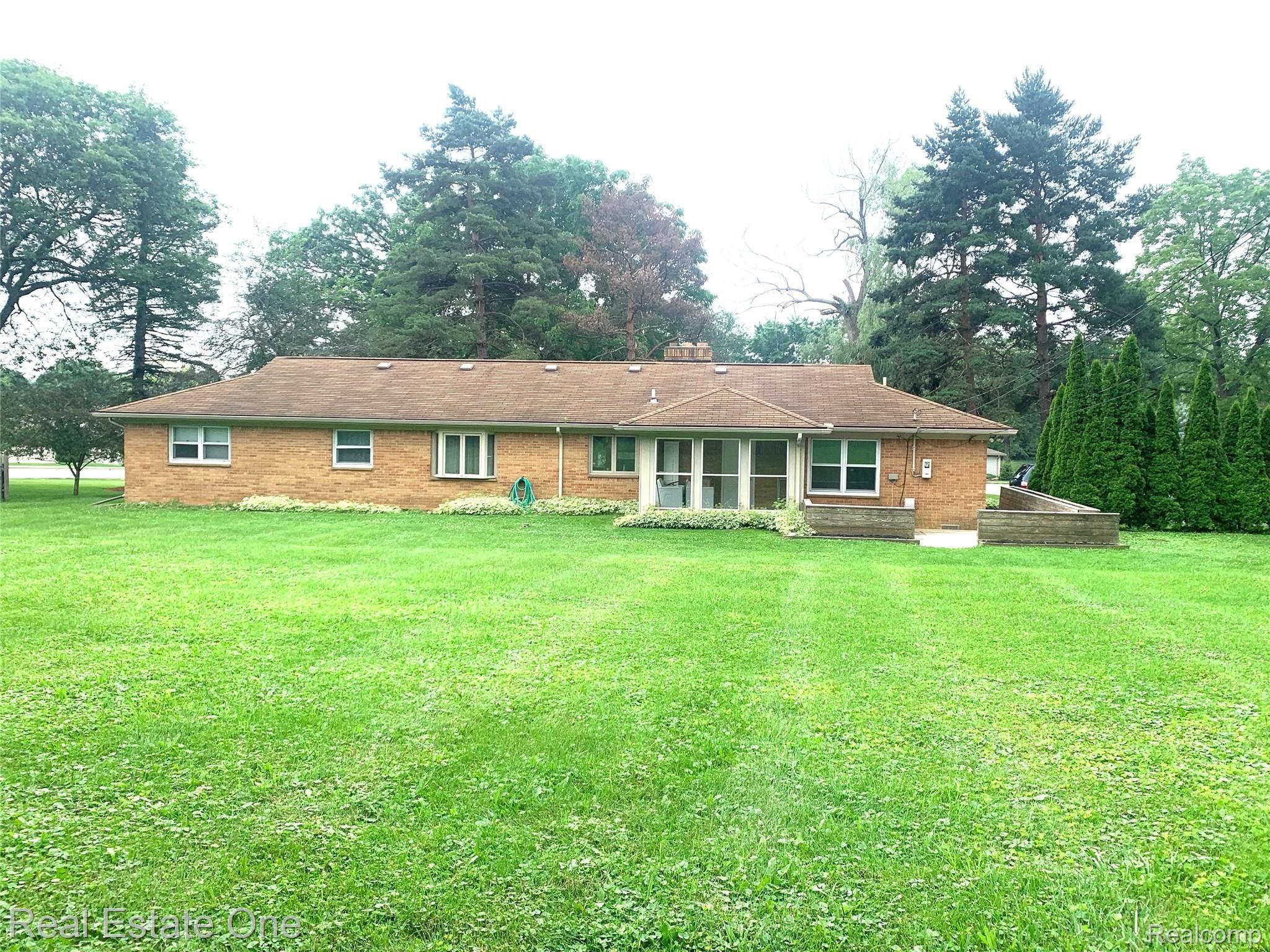 2848 West Tienken Road Rochester, MI 48306 - Photo 2 of 18 9C31812E-B2F7-4E1C-8BD3-A1D66167C2AC.jpeg