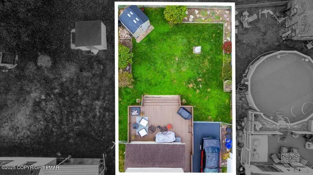a view of a yard in front of the house