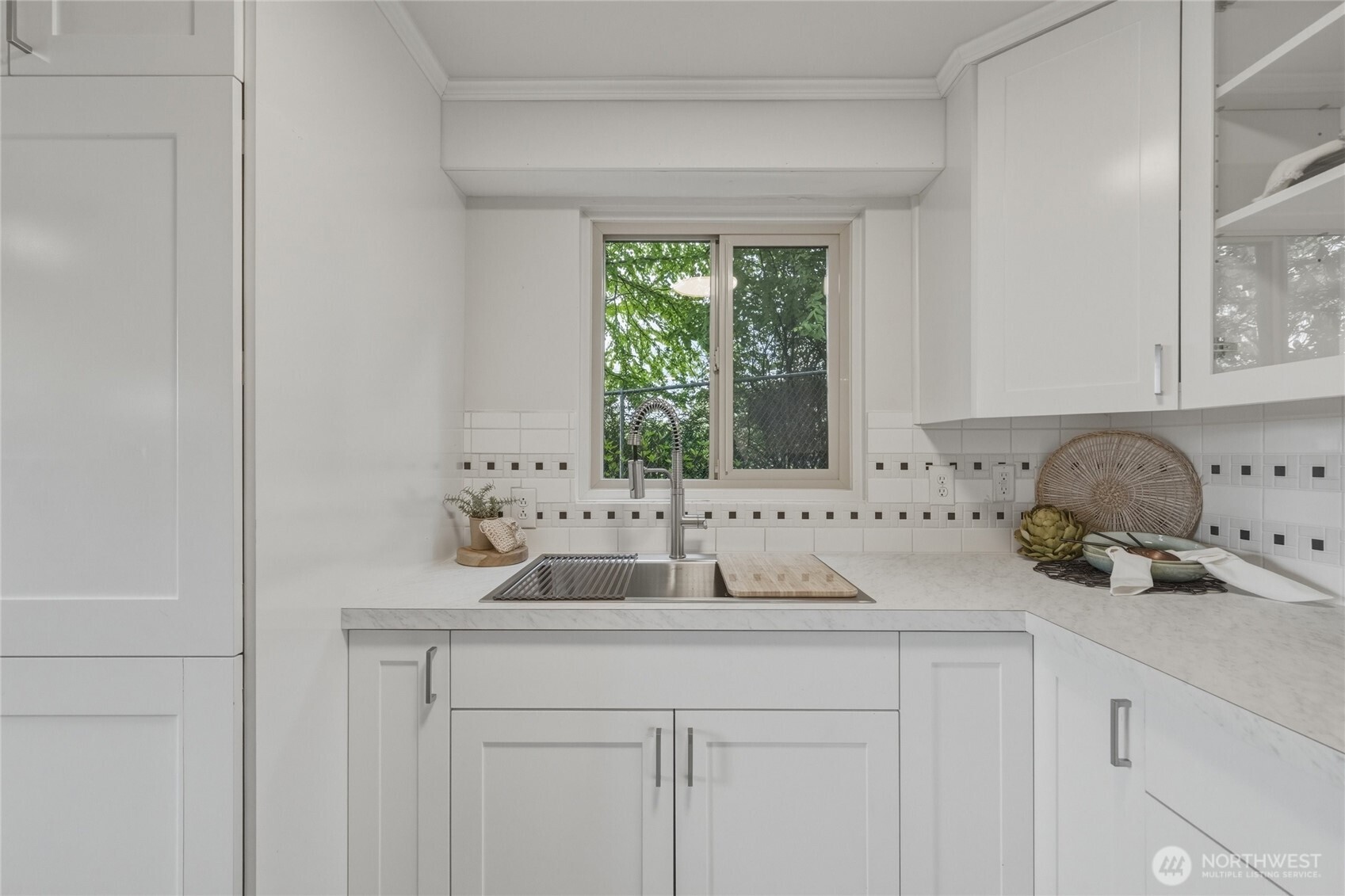 901 North Forest Street, Unit 134 Bellingham, WA 98225 - Photo 14 of 39 a bathroom with a sink and a window