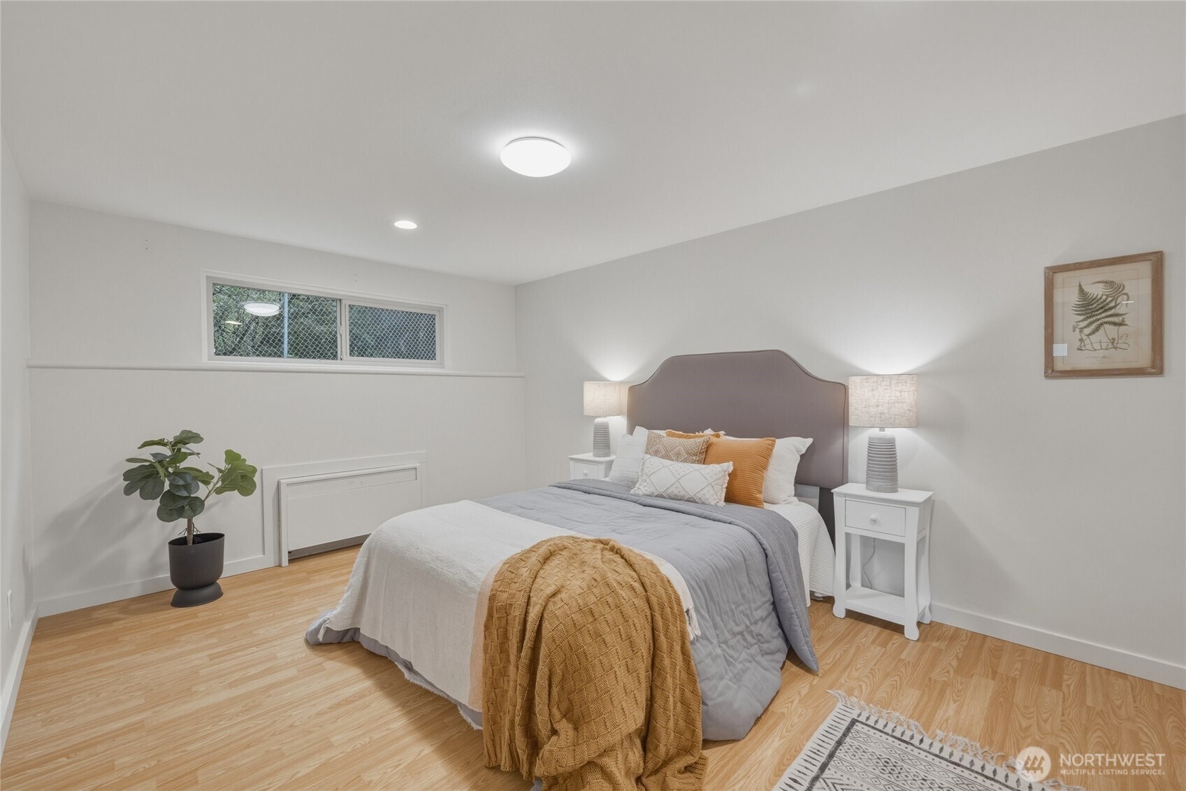 901 North Forest Street, Unit 134 Bellingham, WA 98225 - Photo 20 of 39 a bedroom with a bed and a lamp