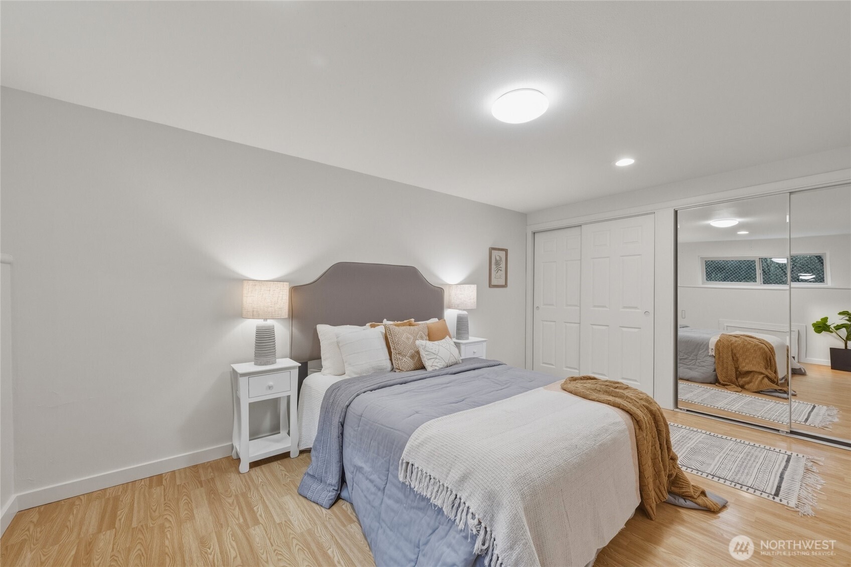 901 North Forest Street, Unit 134 Bellingham, WA 98225 - Photo 22 of 39 a bedroom with a bed and a lamp