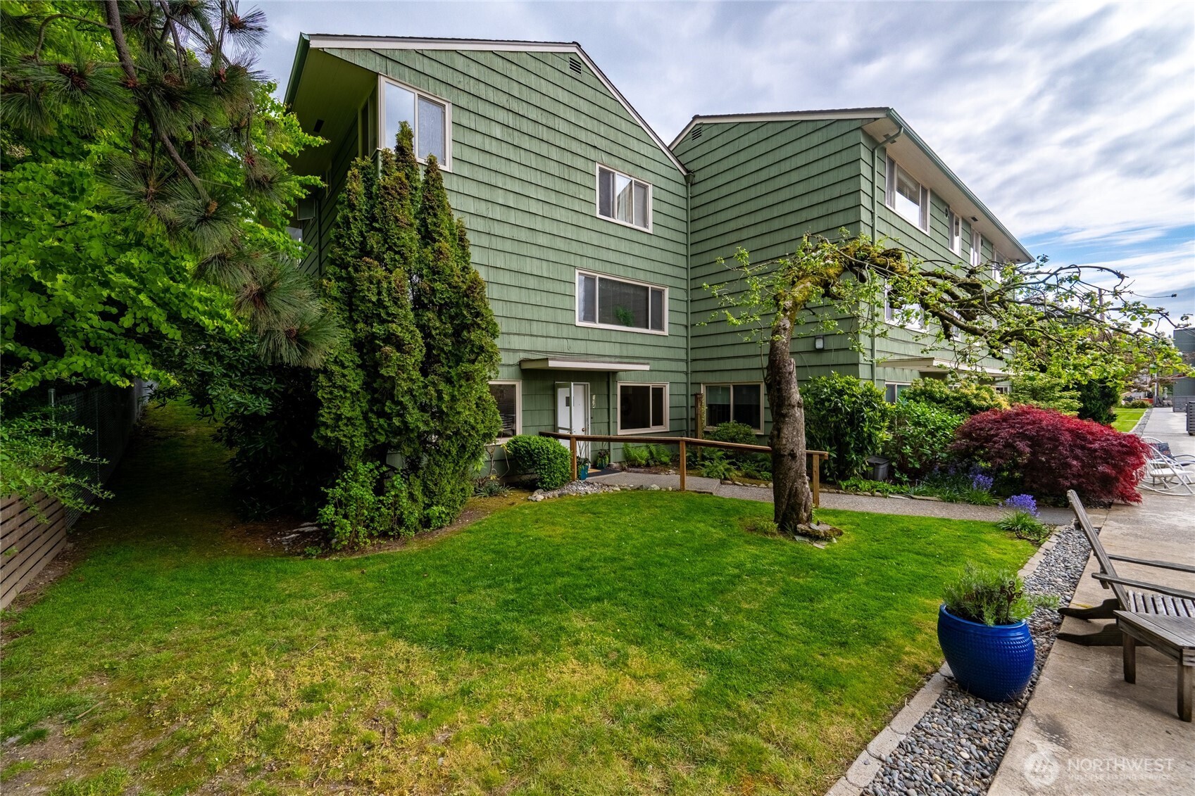 901 North Forest Street, Unit 134 Bellingham, WA 98225 - Photo 30 of 39 a front view of a house with garden