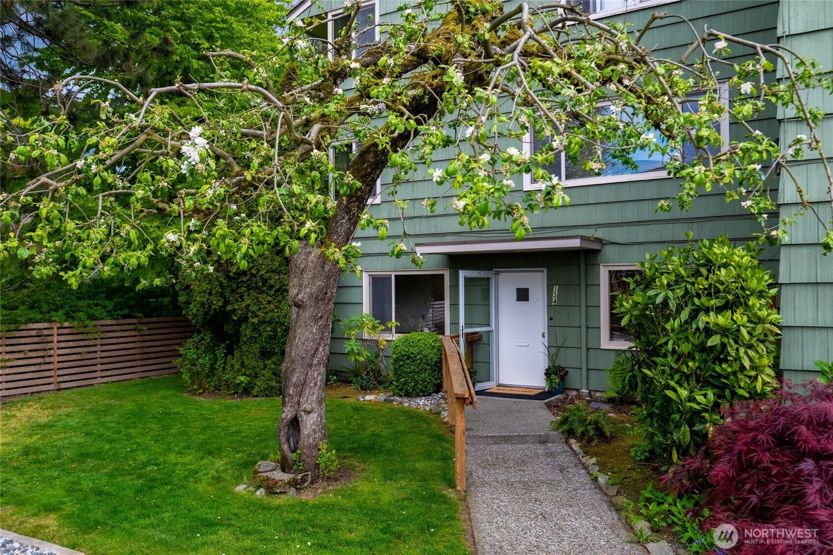901 North Forest Street, Unit 134 Bellingham, WA 98225 - Photo 3 of 39 a front view of a house with a garden