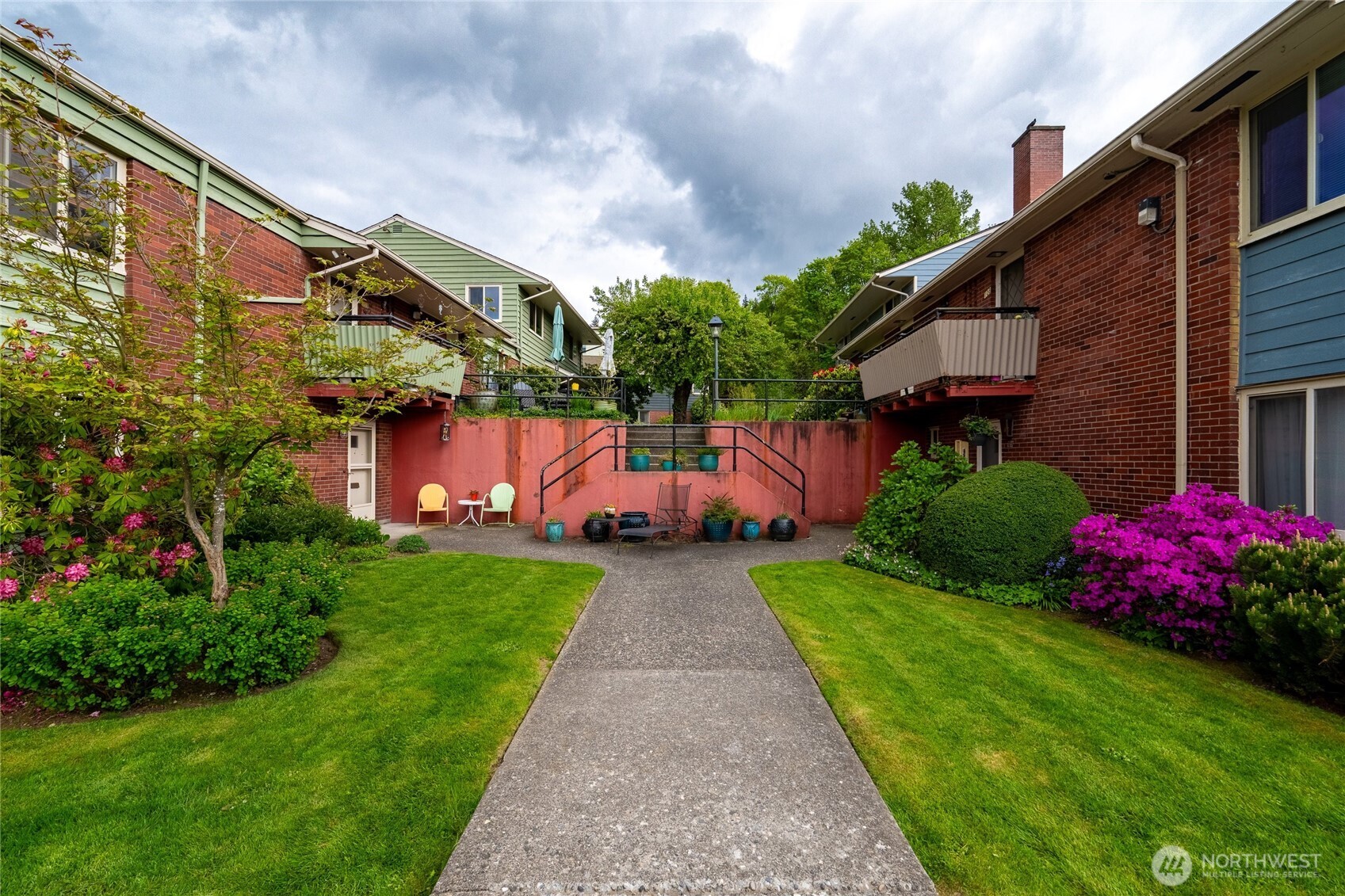 901 North Forest Street, Unit 134 Bellingham, WA 98225 - Photo 35 of 39 a front view of a house with garden