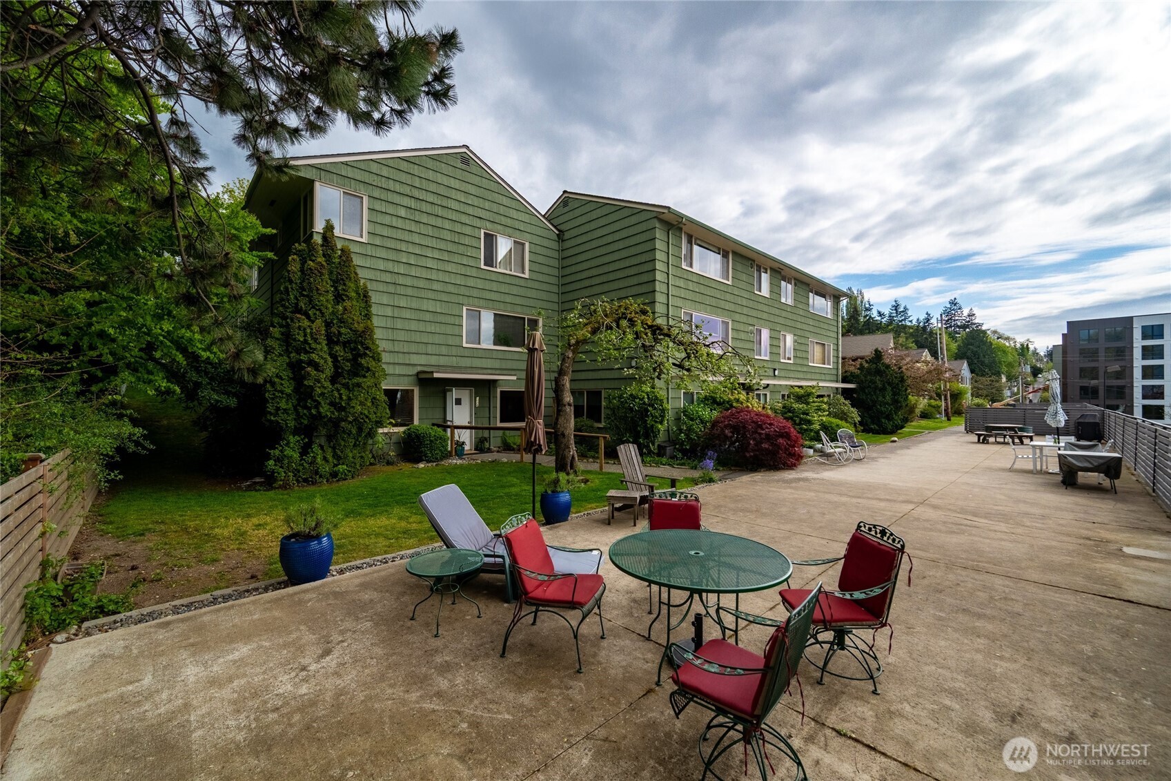 901 North Forest Street, Unit 134 Bellingham, WA 98225 - Photo 38 of 39 a view of a chairs in backyard of the house