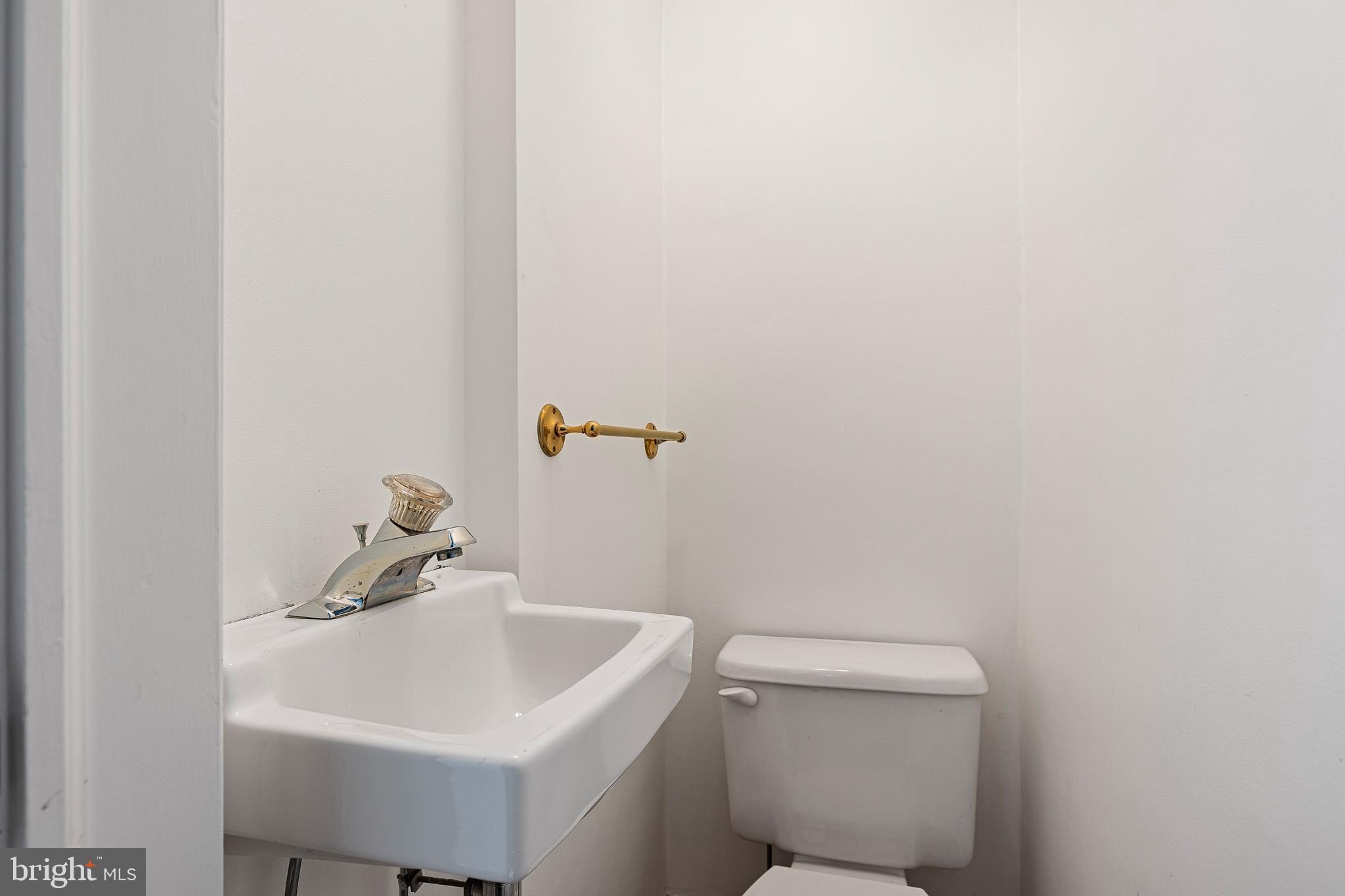9 Windsor Road Wilmington, DE 19809 - Photo 27 of 41 1st floor powder room
