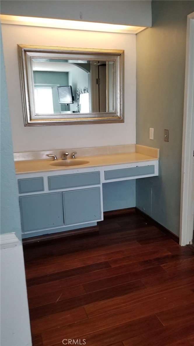 4640 Eastbourne Bay Oxnard, CA 93035 - Photo 10 of 16 a room with a sink and a mirror