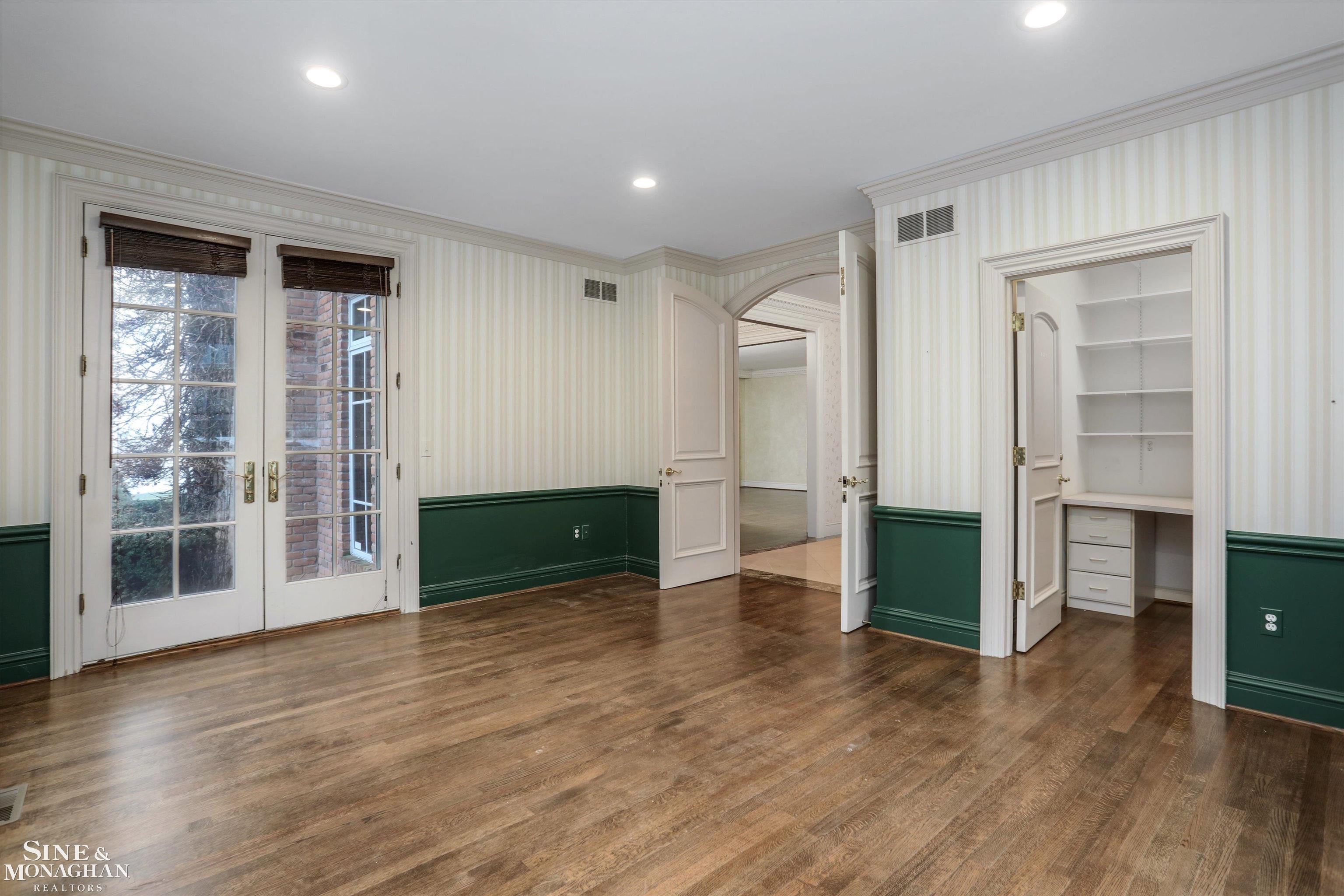 217 Lake Shore Road Grosse Pointe, MI 48236 - Photo 10 of 63 50166368-19a0f964-6b77-41d1-831e-204027fb6400.JPG