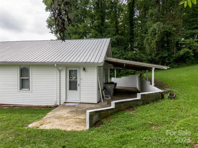 a front view of house with yard