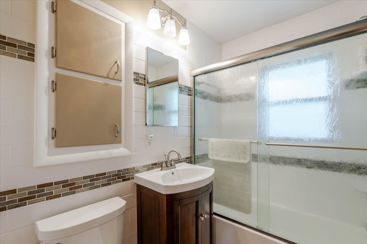 302 Radliff Road Bloomington, IL 61701 - Photo 21 of 35 a bathroom with a sink and a mirror