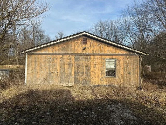 a view of a house with yard