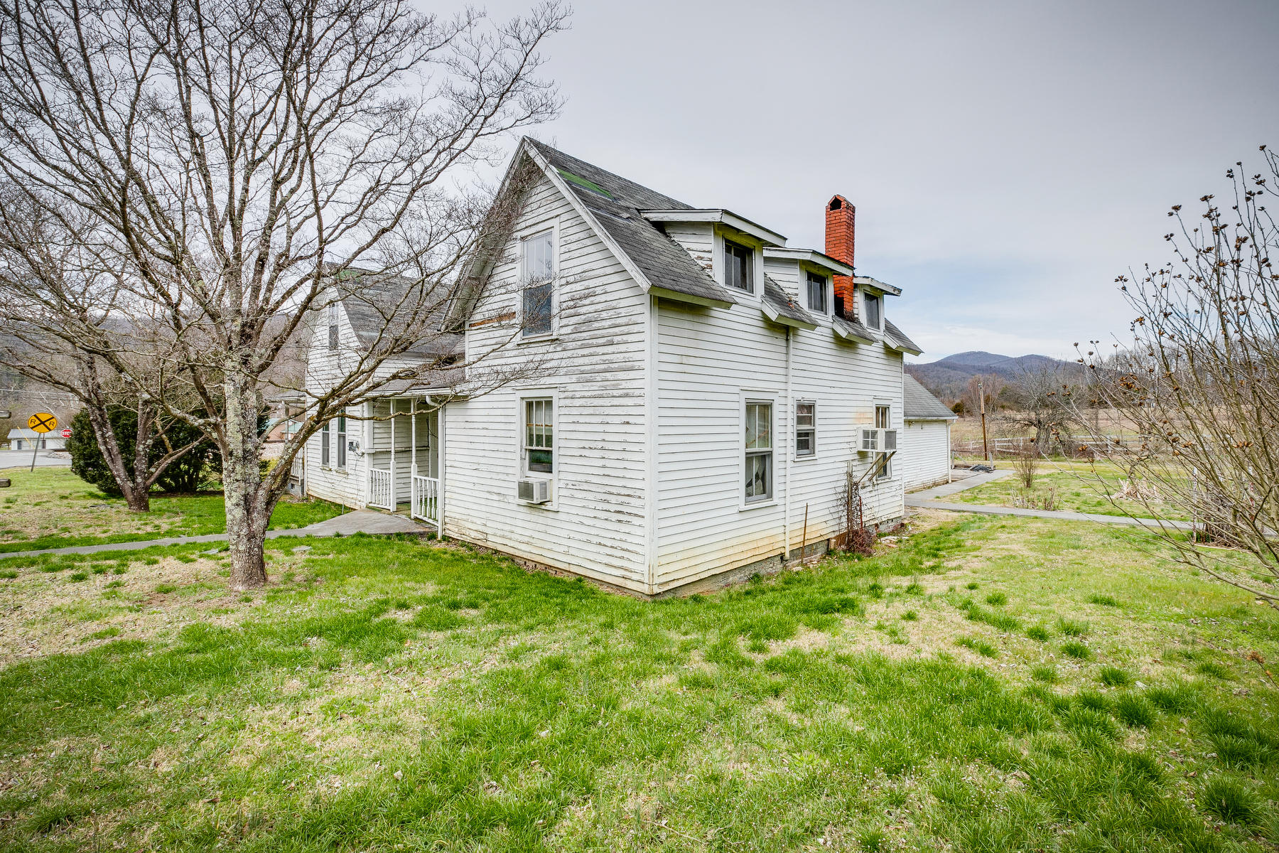 1225 Brown Road Erwin, TN 37650 - Photo 2 of 14 002