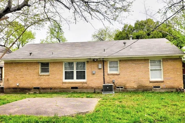a view of front of a house with a yard