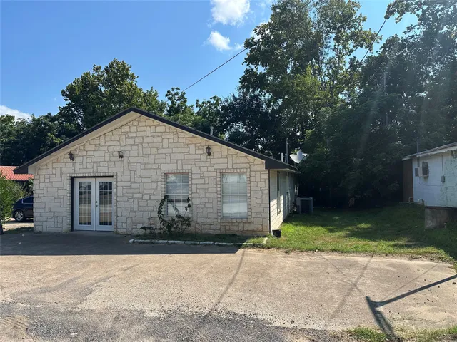 a view of a house with backyard