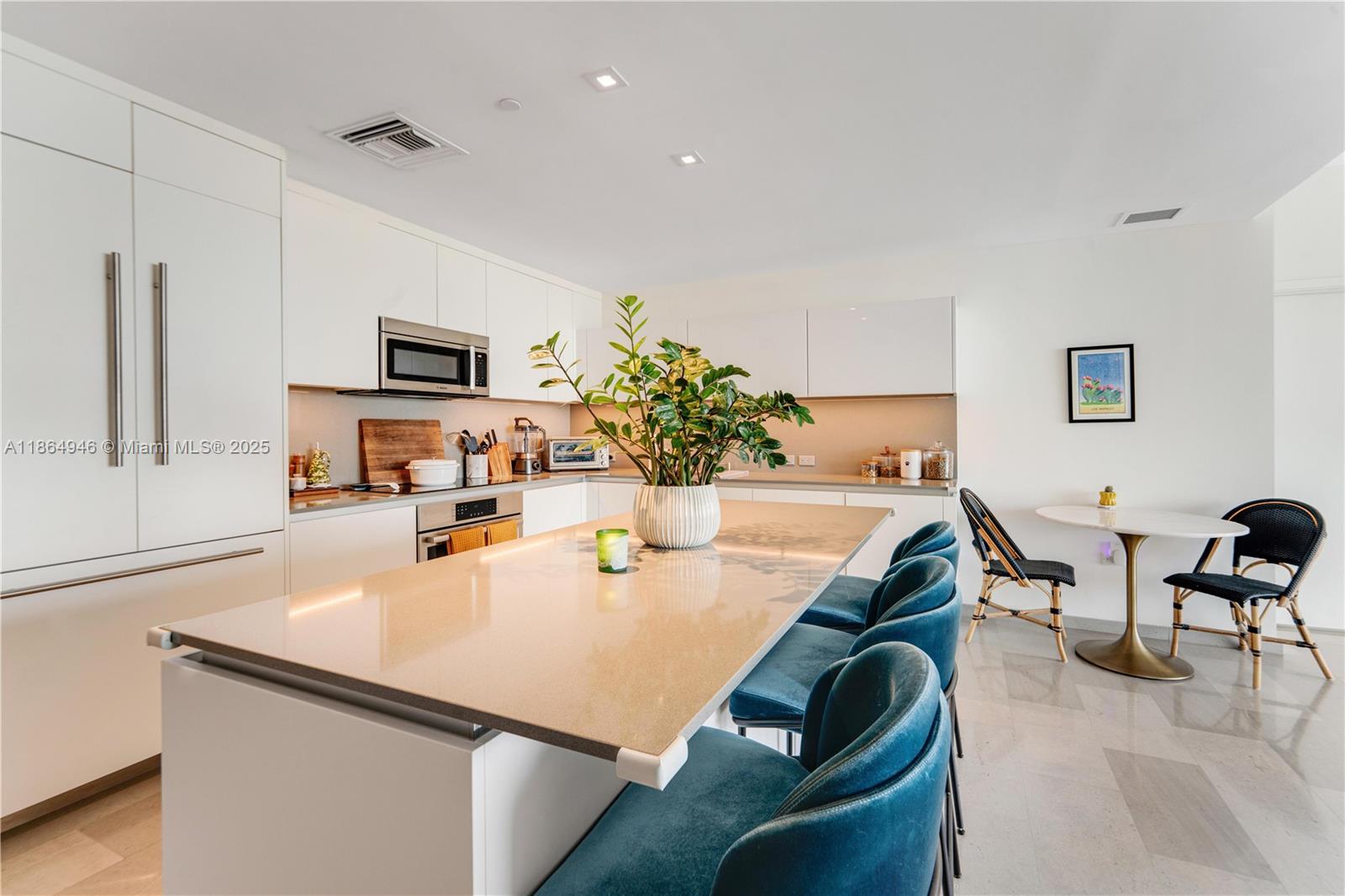 88 Southwest 7th Street, Unit 2910 Miami, FL 33130 - Photo 6 of 22 a dining room with kitchen island a table and chairs in it