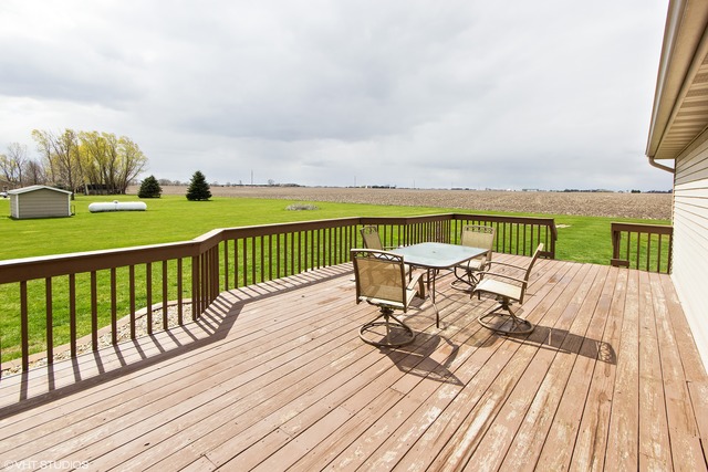 3325 East 19th Road Ottawa, IL 61350 - Photo 13 of 20 a view of deck with patio