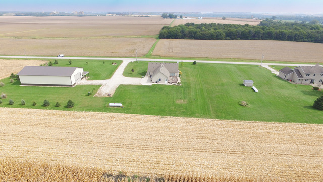 3325 East 19th Road Ottawa, IL 61350 - Photo 17 of 20 a view of an outdoor space and mountain view