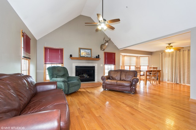 3325 East 19th Road Ottawa, IL 61350 - Photo 4 of 20 a living room with furniture and a fireplace