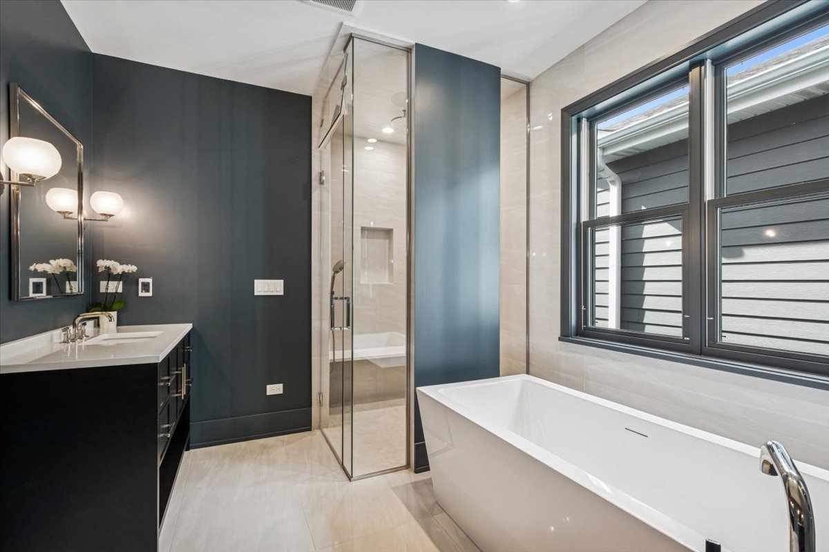 1932 West Wolfram Street Chicago, IL 60657 - Photo 17 of 44