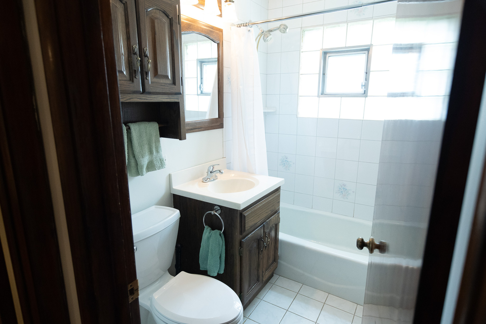 6645 Riverside Drive Tinley Park, IL 60477 - Photo 14 of 38 a bathroom with a sink toilet and shower
