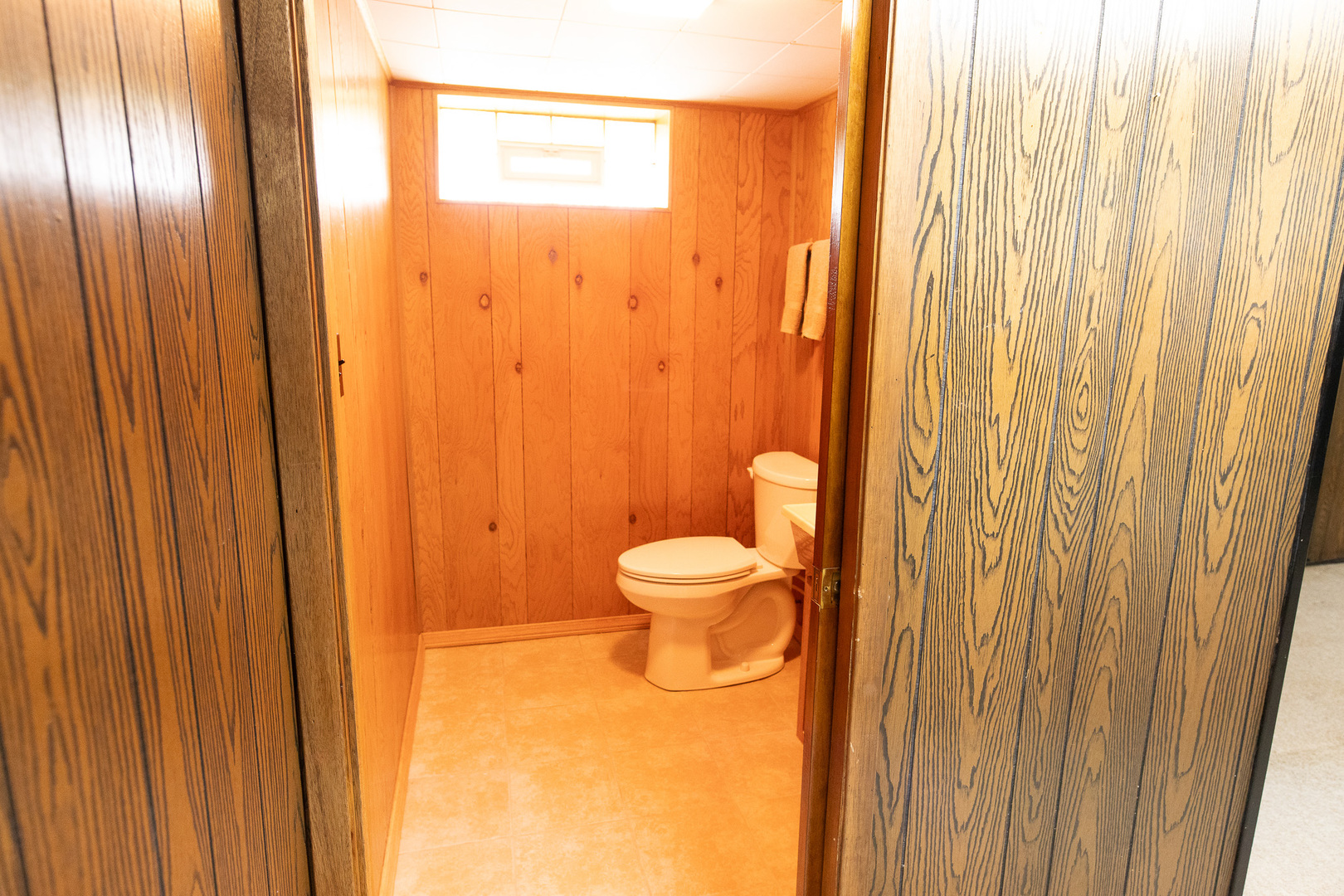 6645 Riverside Drive Tinley Park, IL 60477 - Photo 27 of 38 a bathroom that has a toilet in it