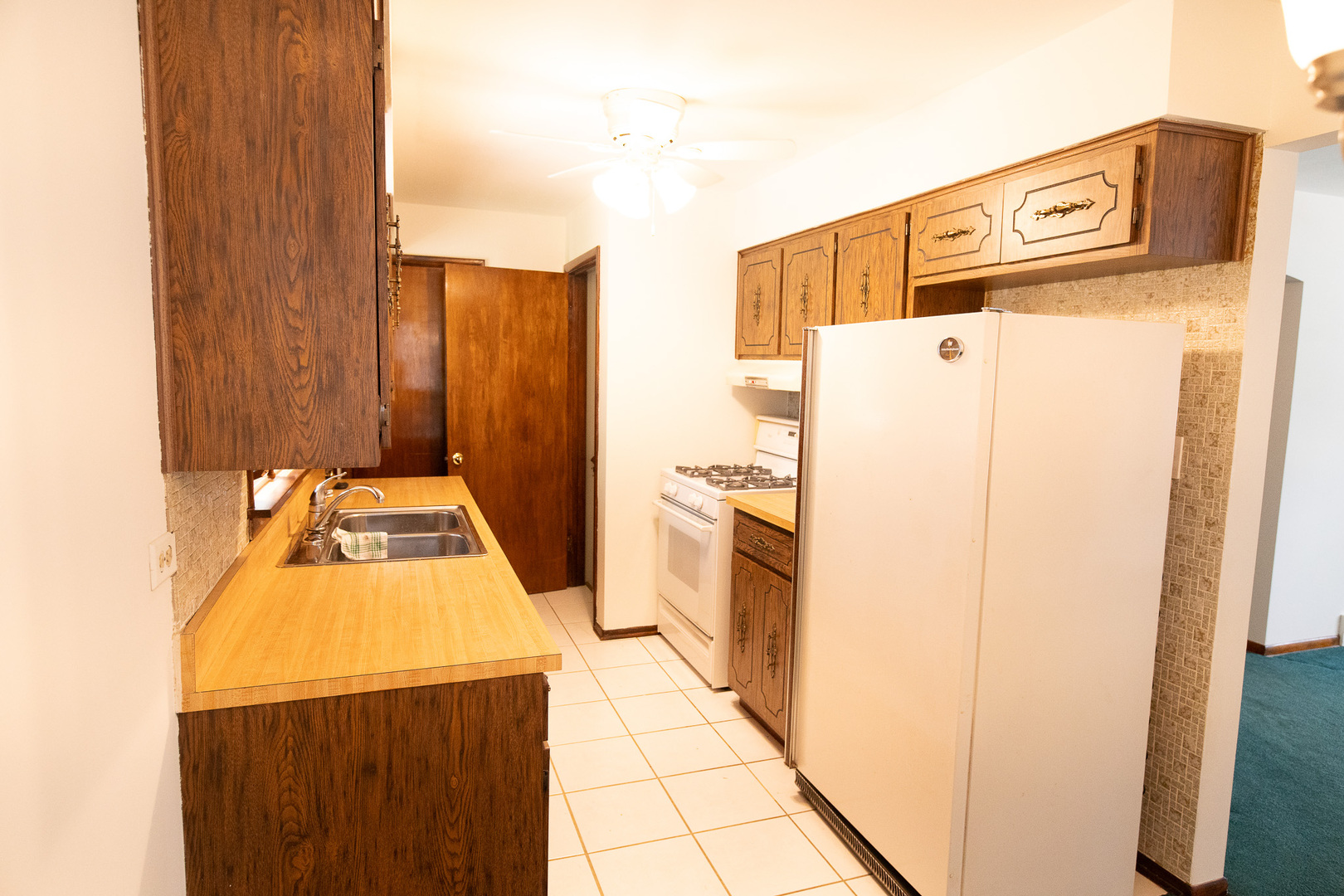 6645 Riverside Drive Tinley Park, IL 60477 - Photo 6 of 38 a utility room with dryer and washer