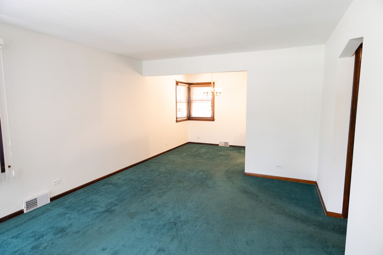 6645 Riverside Drive Tinley Park, IL 60477 - Photo 7 of 38 an empty room with a window