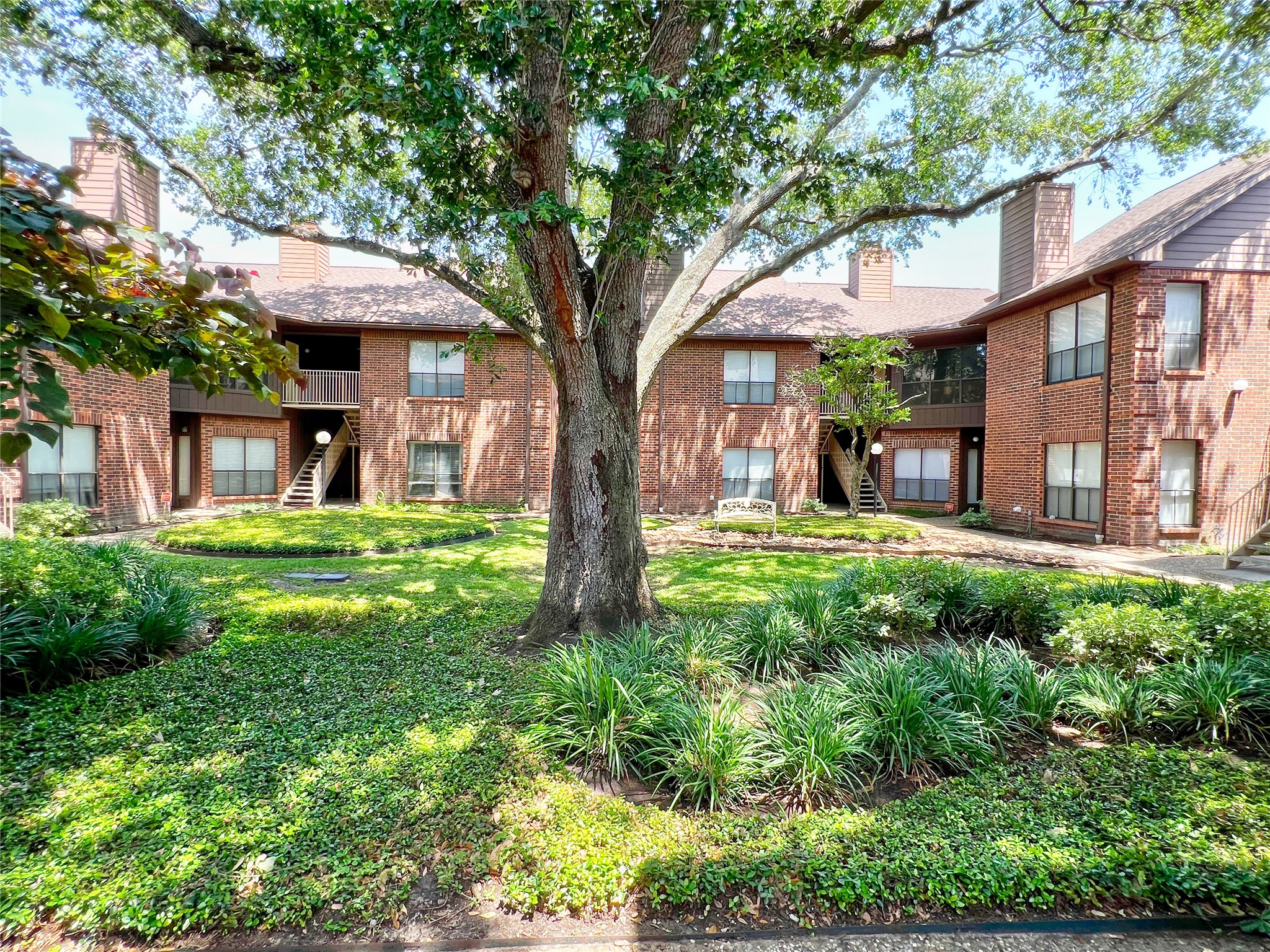 3130 Walnut Bend Lane, Unit 409 Houston, TX 77042 - Photo 2 of 30 COURTYARD