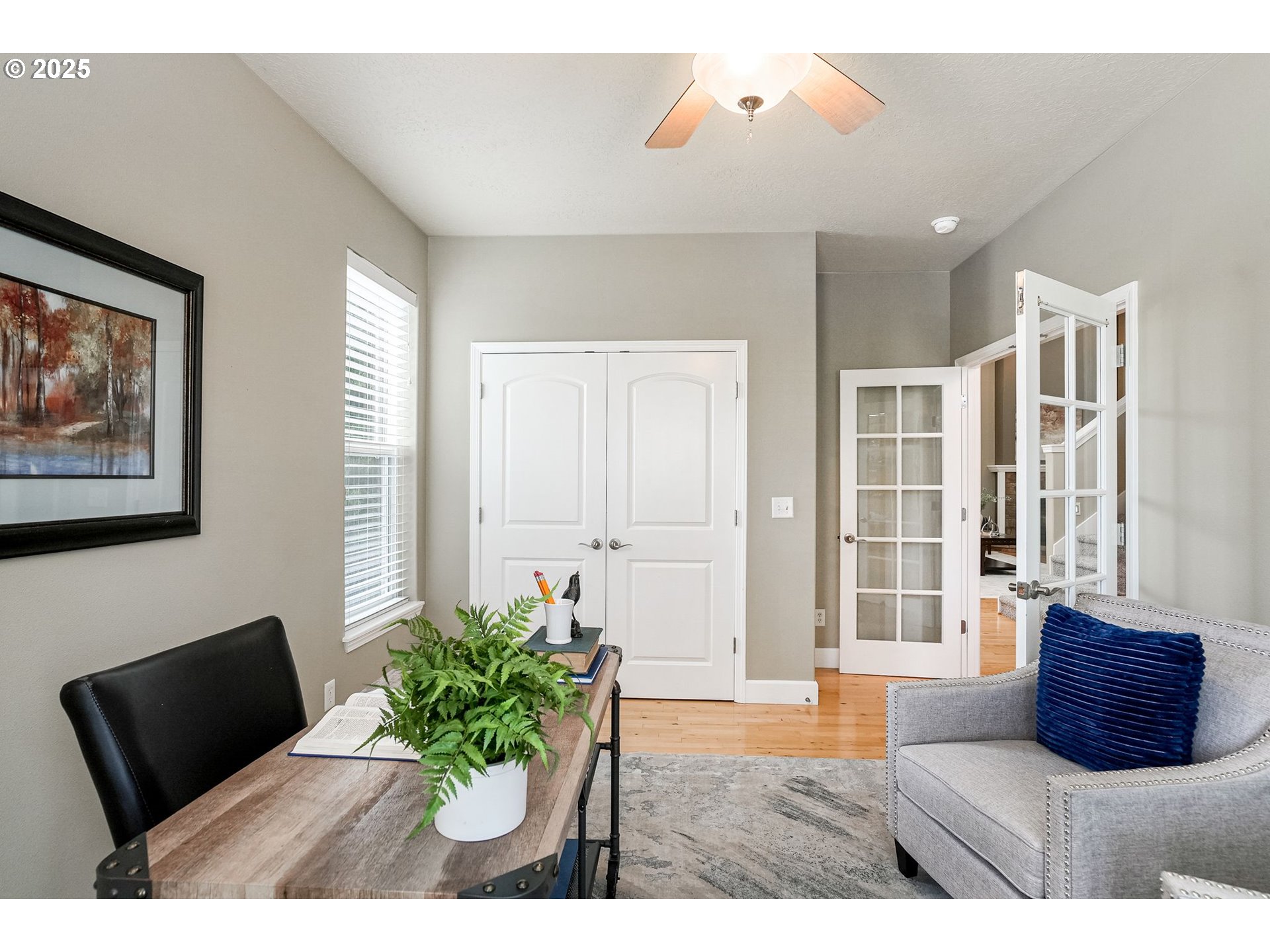 413 Northwest Harold Street Sublimity, OR 97385 - Photo 8 of 48 a living room with furniture bathtub and window
