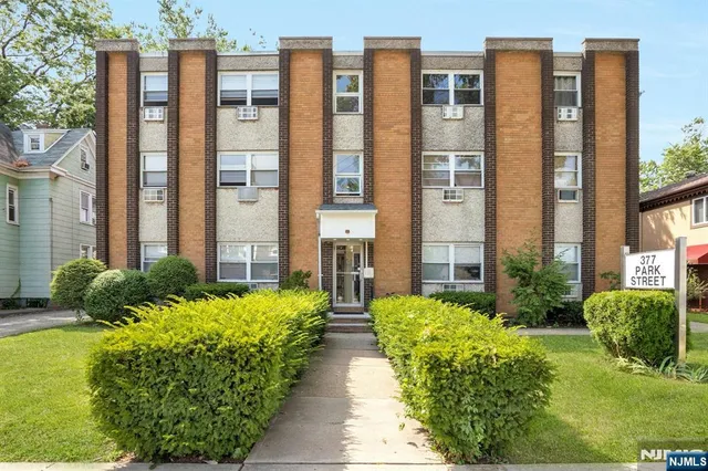 a view of a multi story building