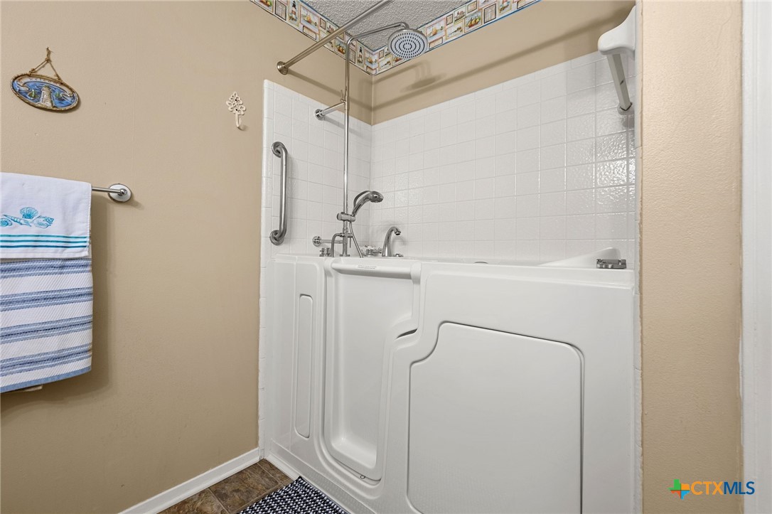 232 Thompson Circle Lorena, TX 76655 - Photo 26 of 35 Bathroom Two Jetted Tub