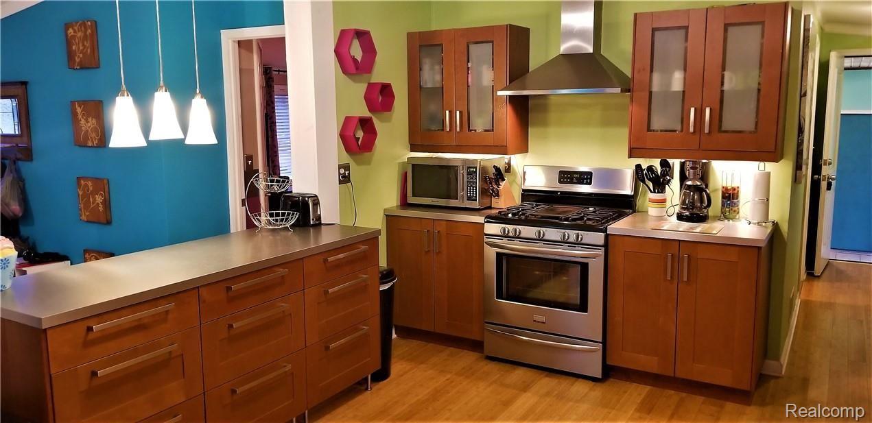 24400 Bohn Road Belleville, MI 48111 - Photo 14 of 14 Open floorplan with kitchen island overlooking living room
