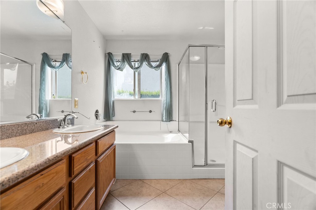 944 Riverview Drive Redlands, CA 92374 - Photo 17 of 32 a bathroom with a tub sink and mirror