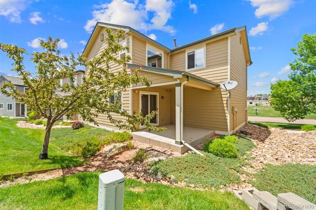 a view of a house with a yard